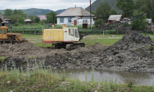 В райцентре ведутся работы по расчистке малых рек