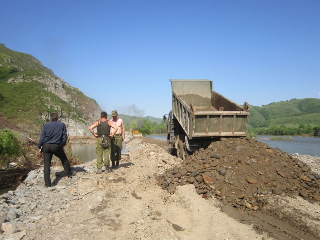 Продолжаются работы по восстановлению дамбы